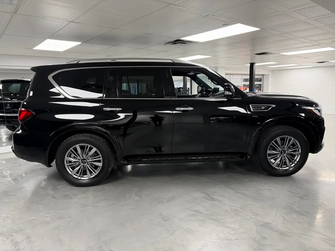 Infiniti QX80 снимка Infiniti QX80