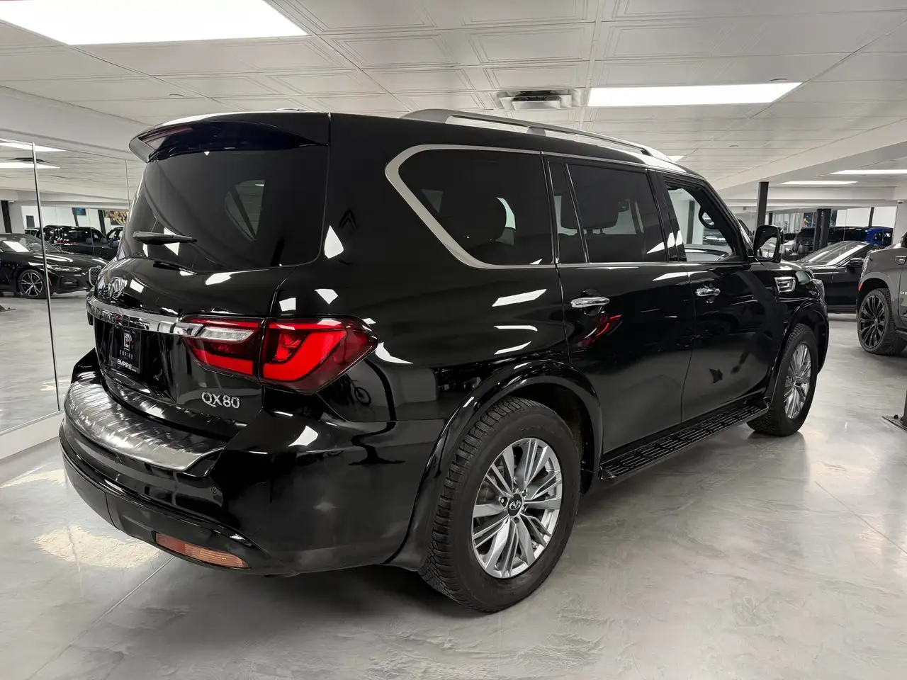 Infiniti QX80 снимка Infiniti QX80