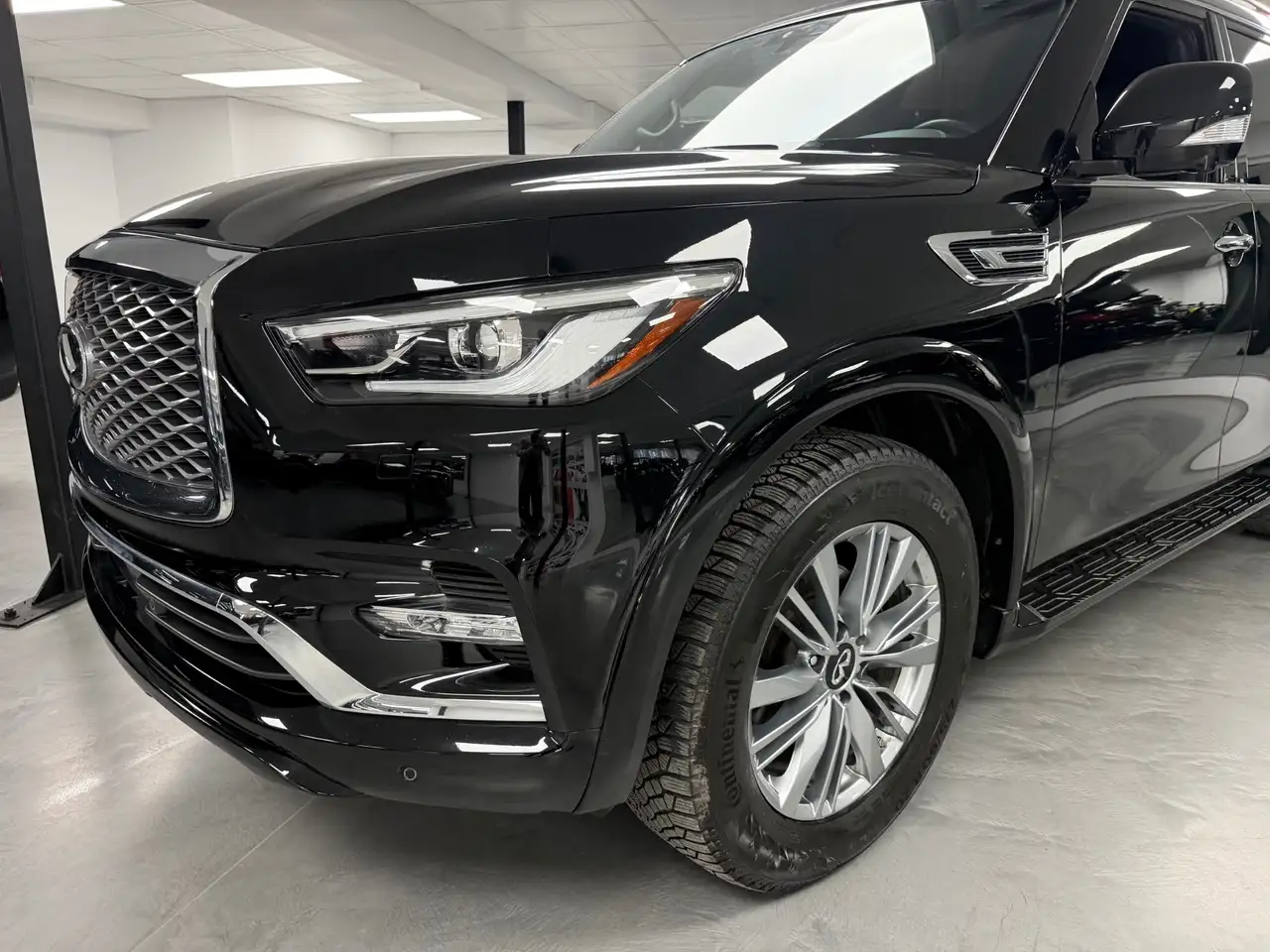 Infiniti QX80 снимка Infiniti QX80