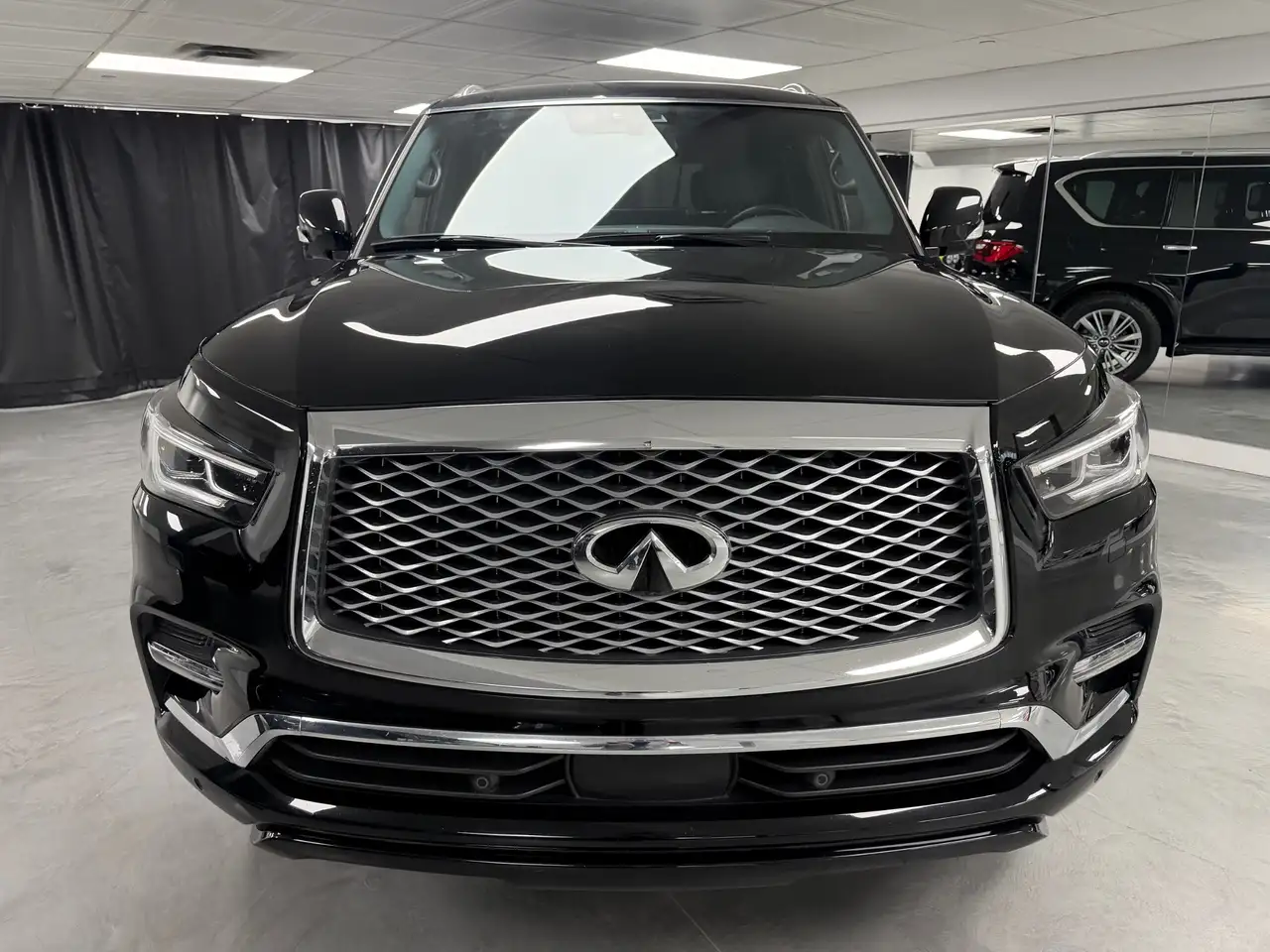 Infiniti QX80 снимка Infiniti QX80
