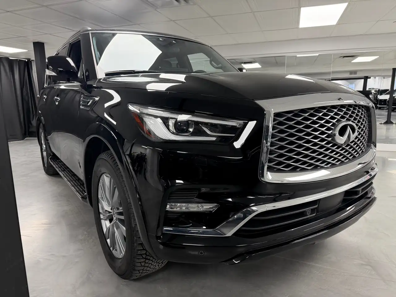 Infiniti QX80 снимка Infiniti QX80