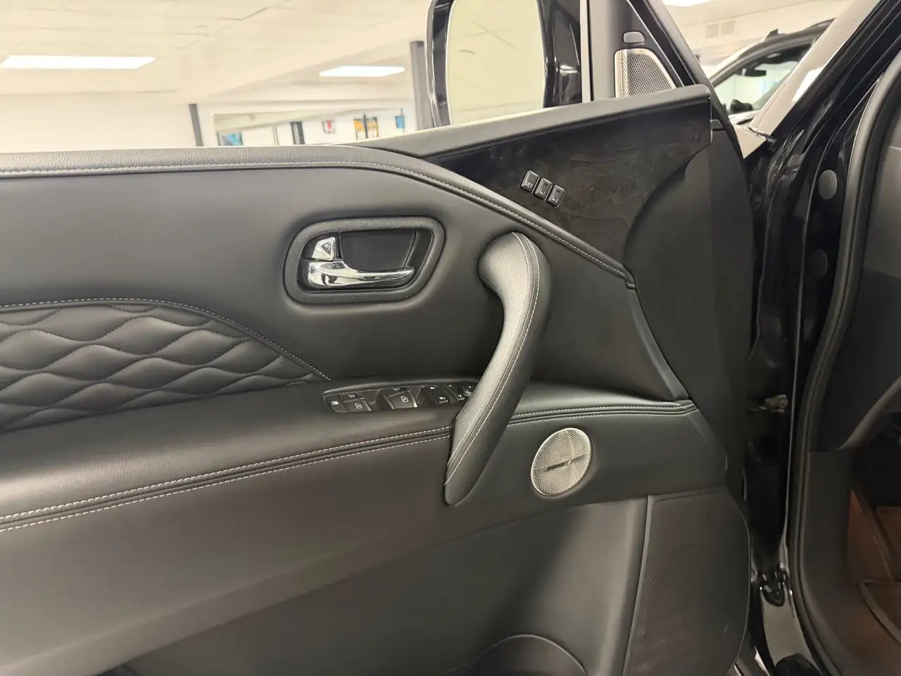 Infiniti QX80 снимка Infiniti QX80