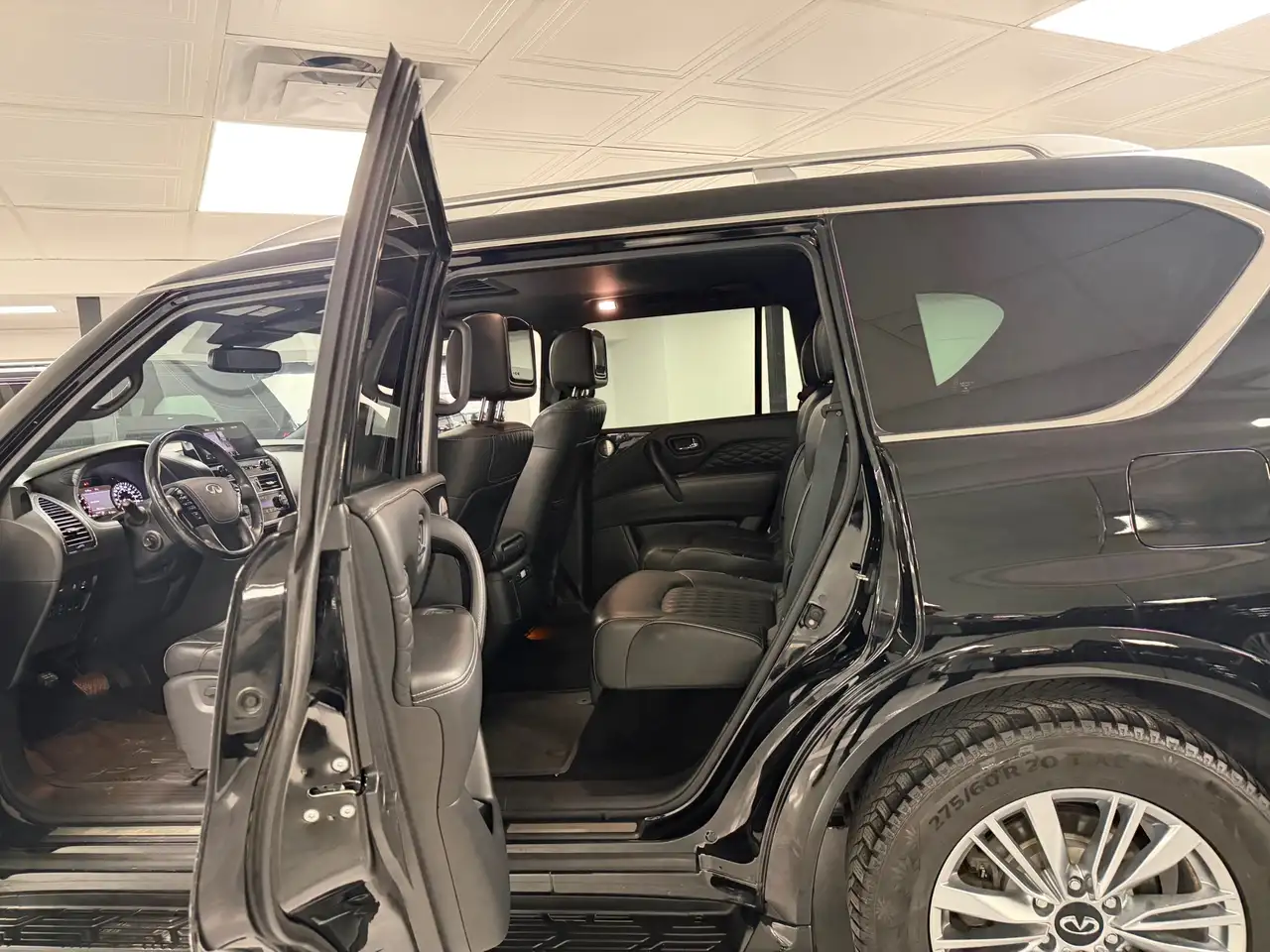 Infiniti QX80 снимка Infiniti QX80