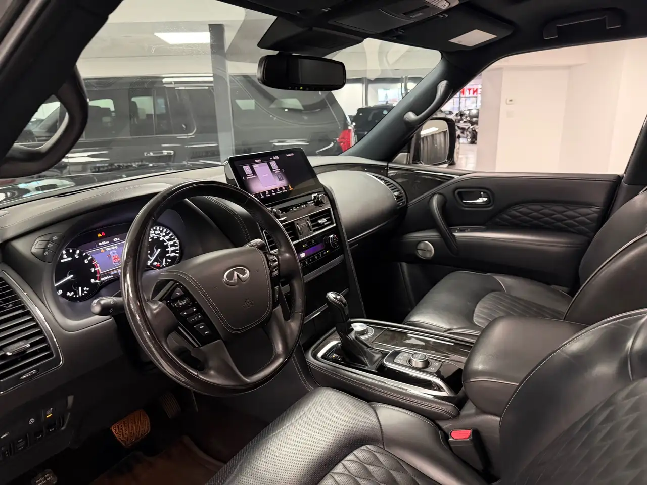 Infiniti QX80 снимка Infiniti QX80