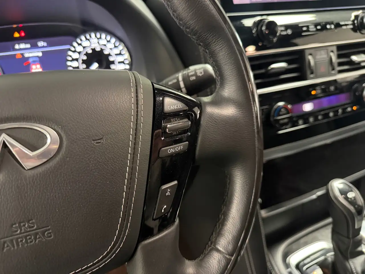 Infiniti QX80 снимка Infiniti QX80