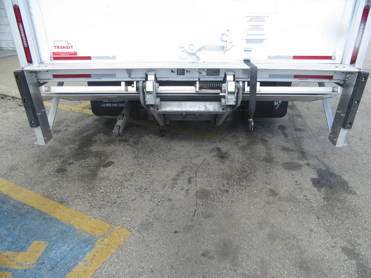 Ford E-450 снимка Ford E-450