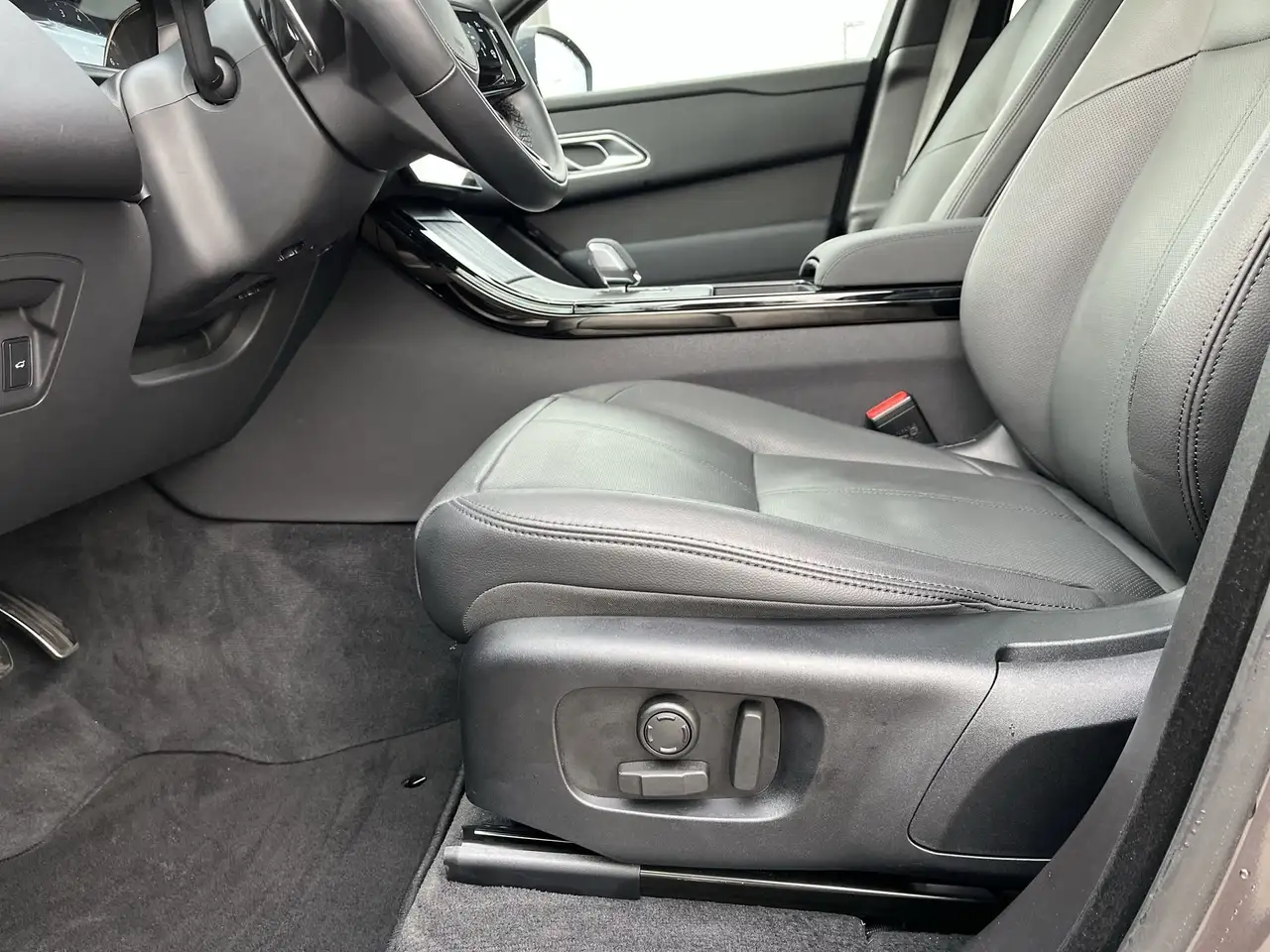 Land Rover Range Rover Velar photo Land Rover Range Rover Velar