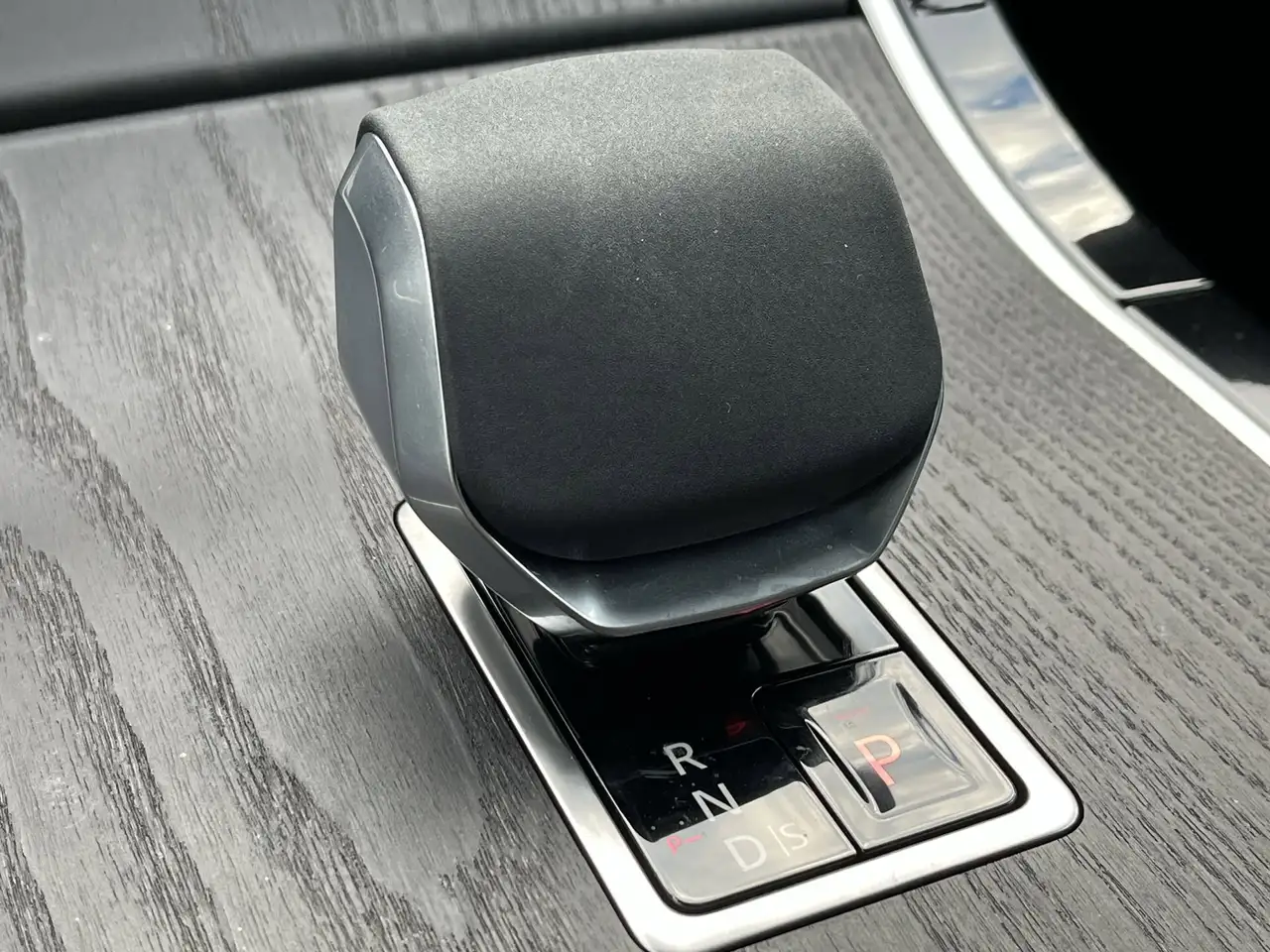 Land Rover Range Rover Velar photo Land Rover Range Rover Velar