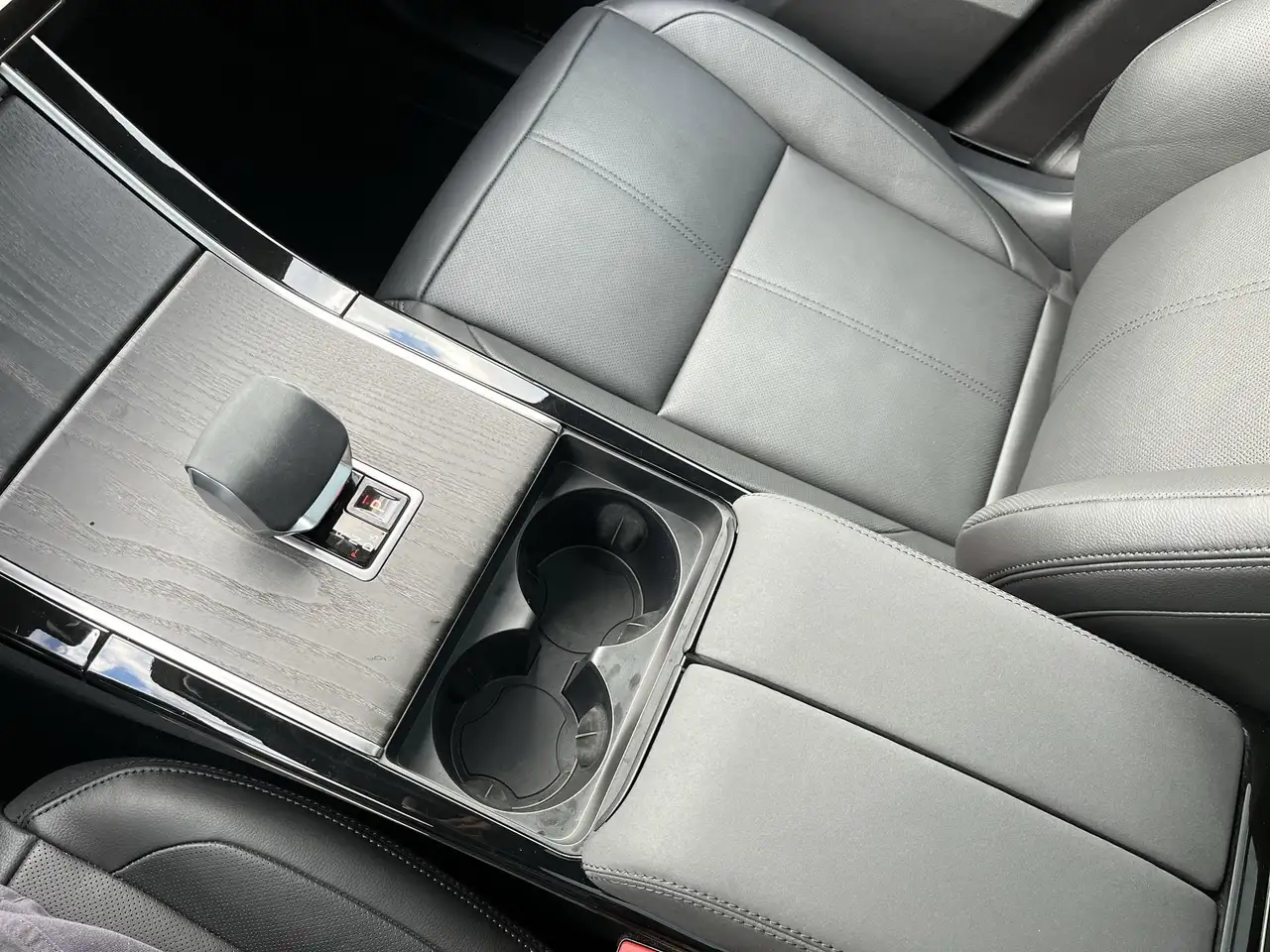 Land Rover Range Rover Velar photo Land Rover Range Rover Velar