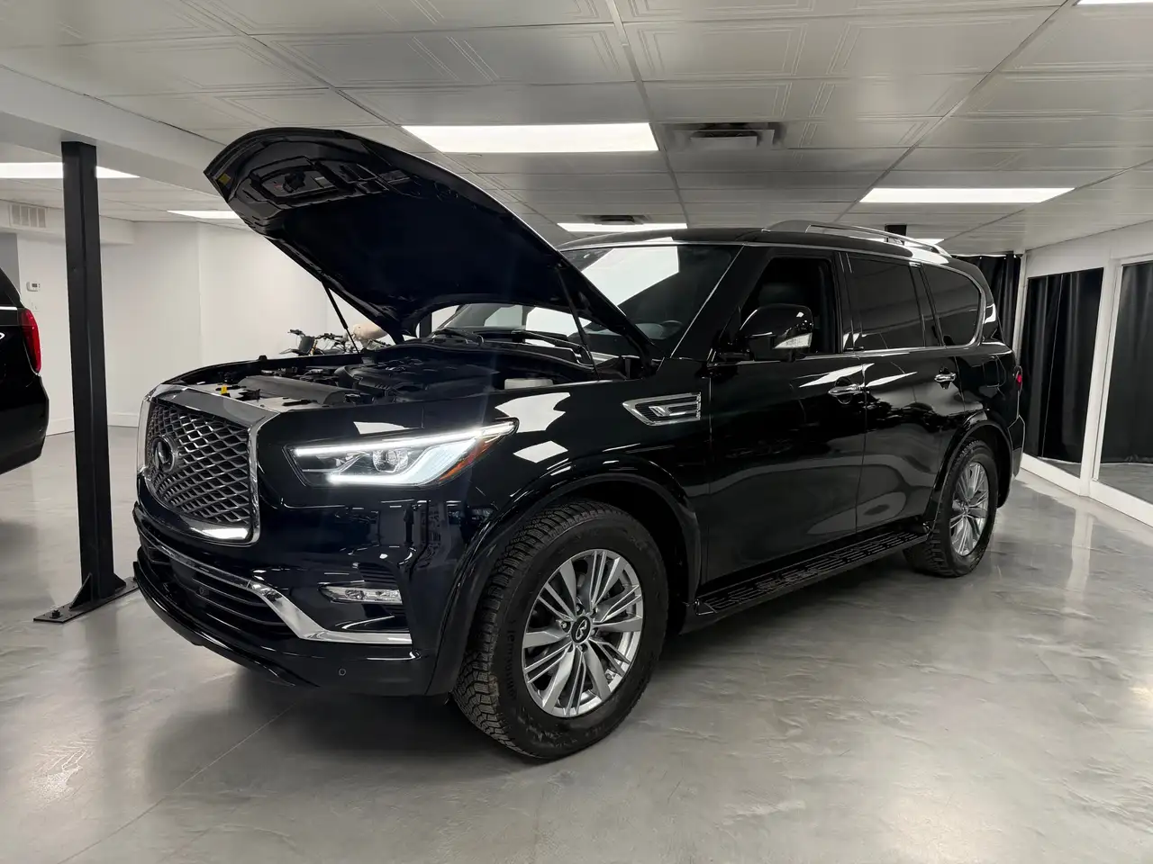 Infiniti QX80 снимка Infiniti QX80