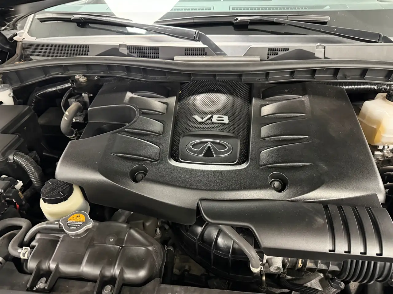 Infiniti QX80 снимка Infiniti QX80
