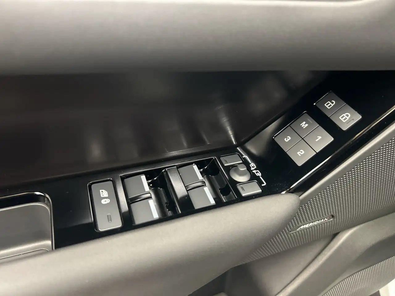 Land Rover Range Rover Velar photo Land Rover Range Rover Velar