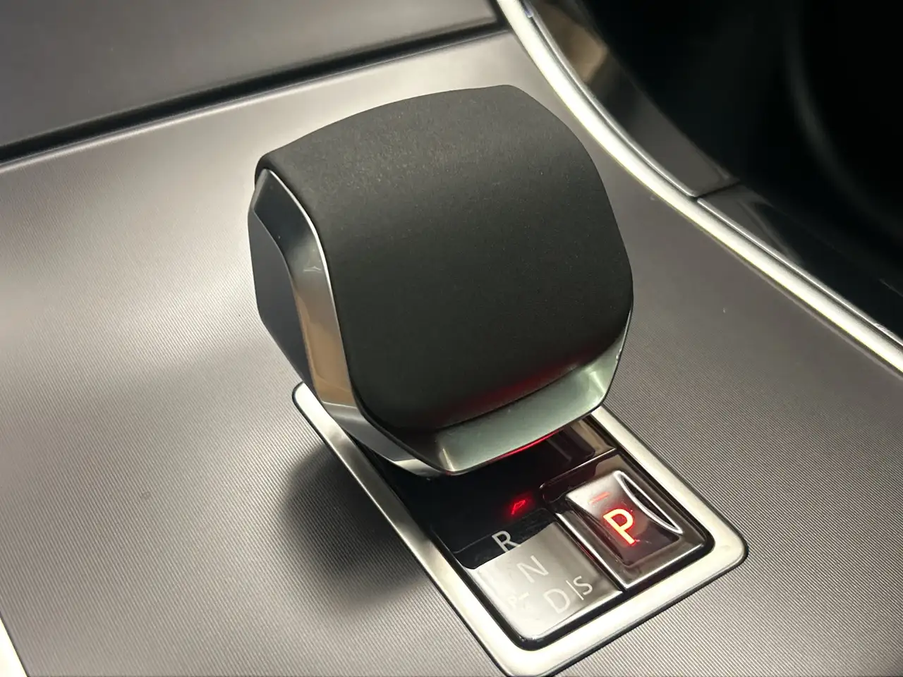 Land Rover Range Rover Velar photo Land Rover Range Rover Velar