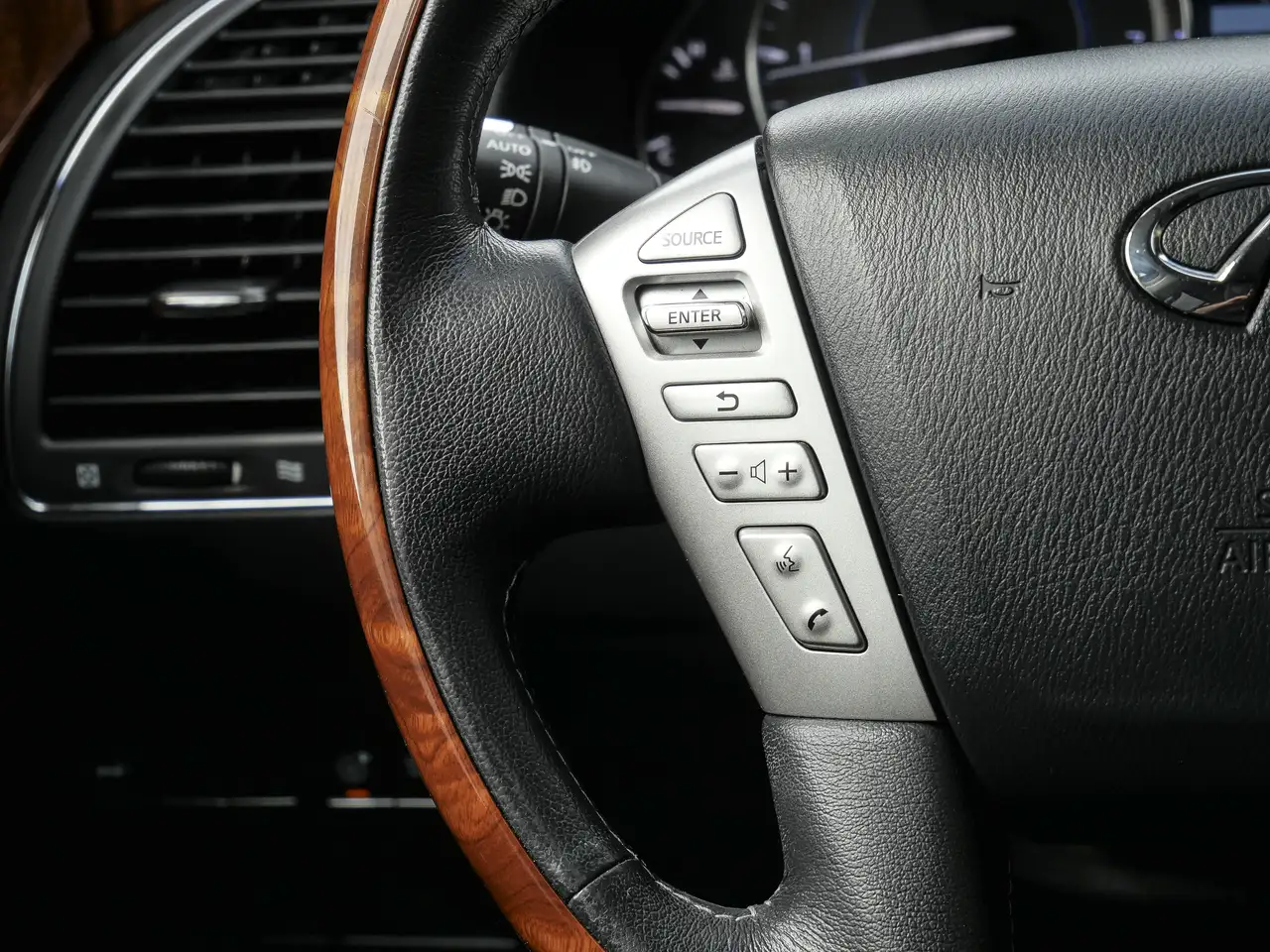 Infiniti QX80 fotografie Infiniti QX80