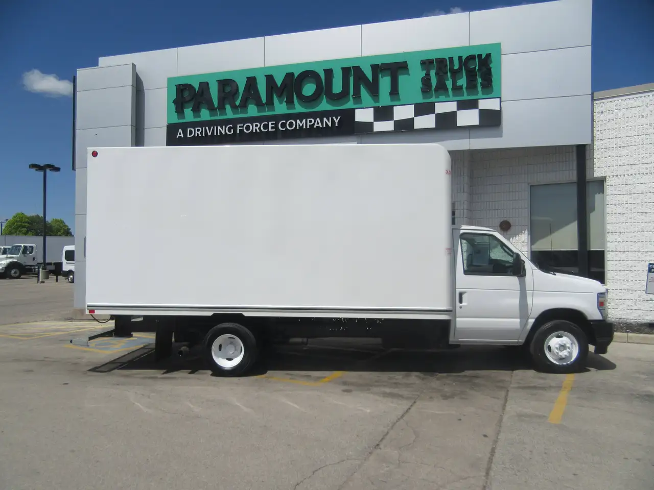 Ford E-450 Super Duty DRW снимка Ford E-450 Super Duty DRW