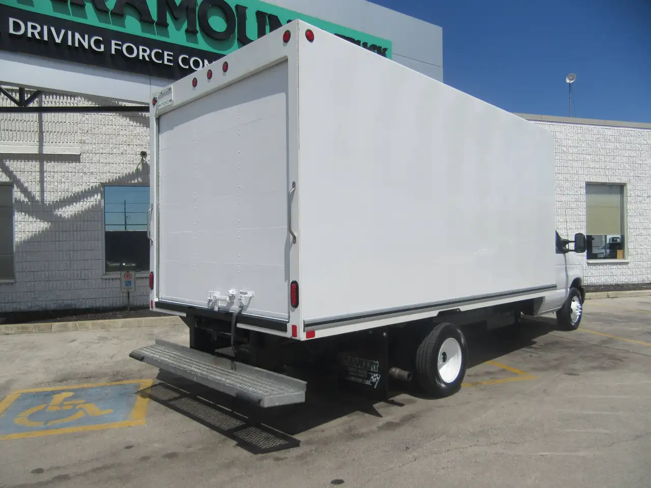 Ford E-450 Super Duty DRW снимка Ford E-450 Super Duty DRW
