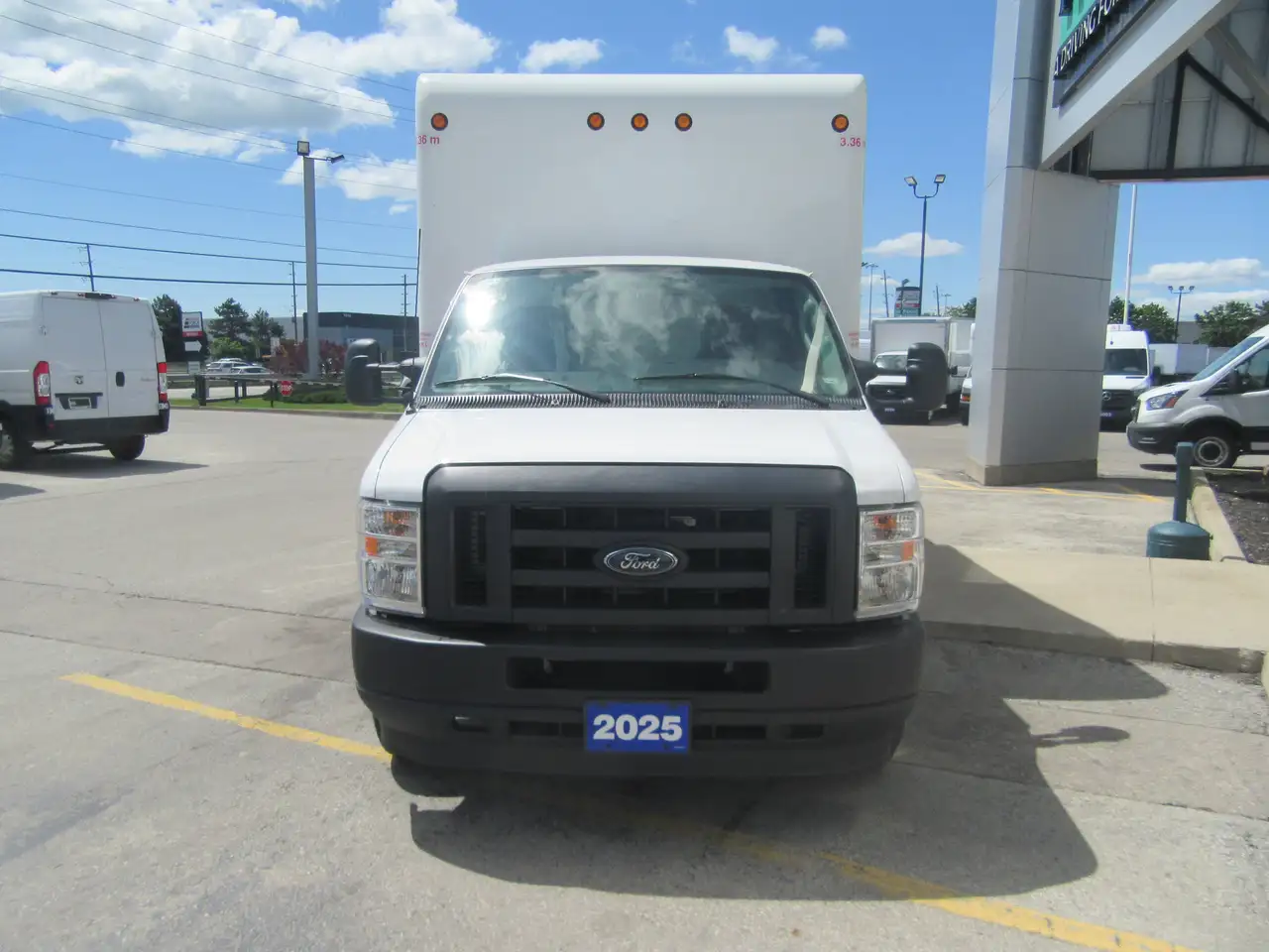 Ford E-450 Super Duty DRW снимка Ford E-450 Super Duty DRW