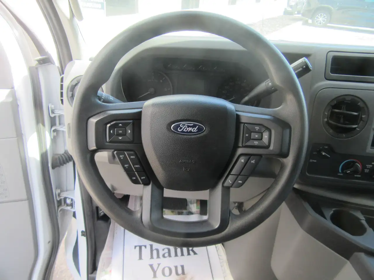 Ford E-450 Super Duty DRW снимка Ford E-450 Super Duty DRW