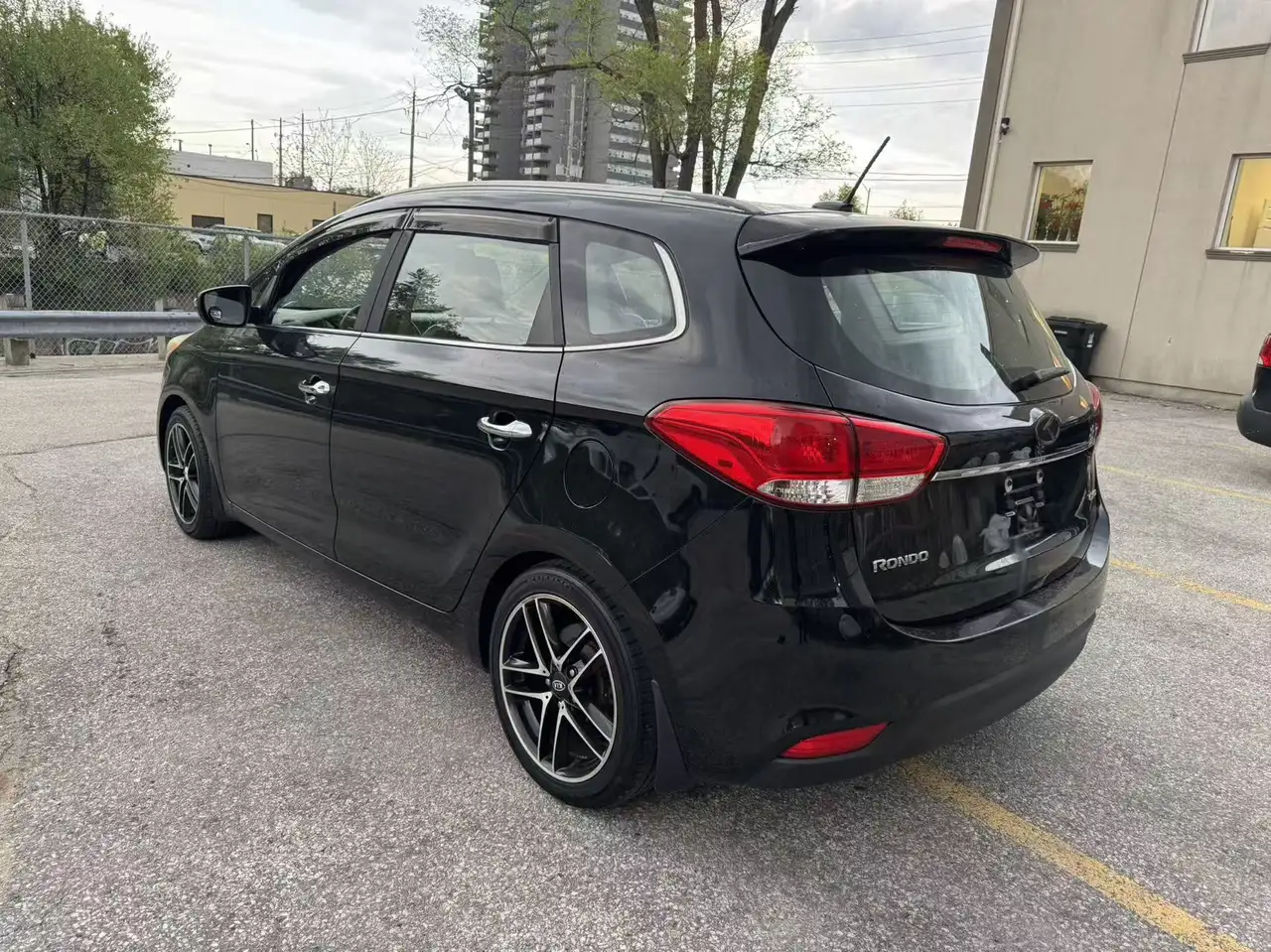 Kia Rondo снимка Kia Rondo