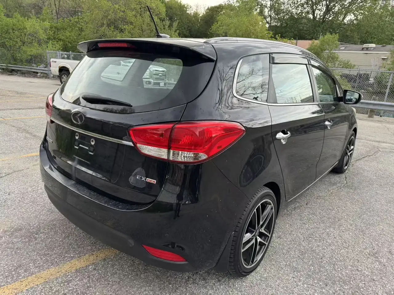 Kia Rondo снимка Kia Rondo