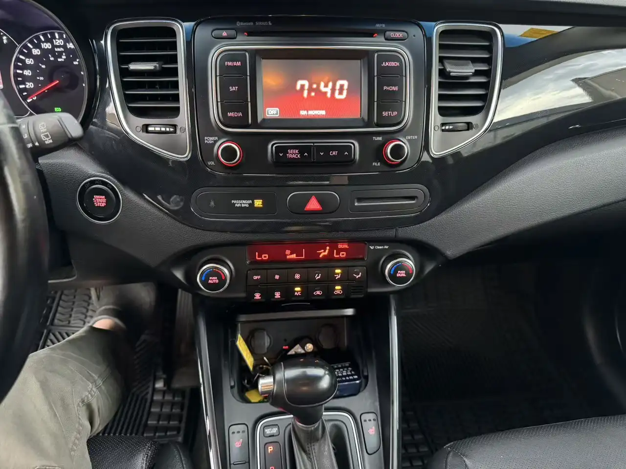 Kia Rondo снимка Kia Rondo