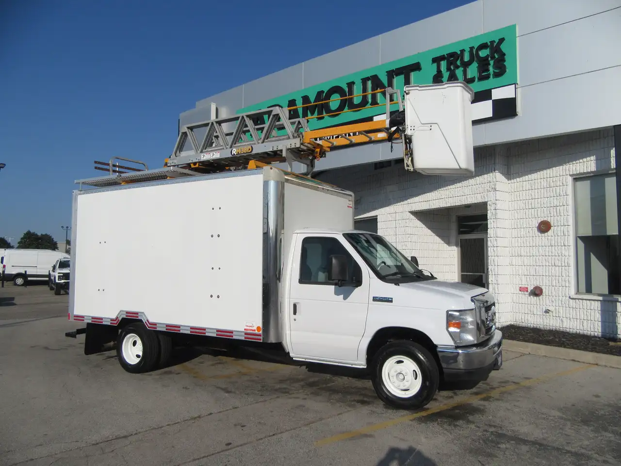 Ford E-450 Super Duty DRW снимка Ford E-450 Super Duty DRW