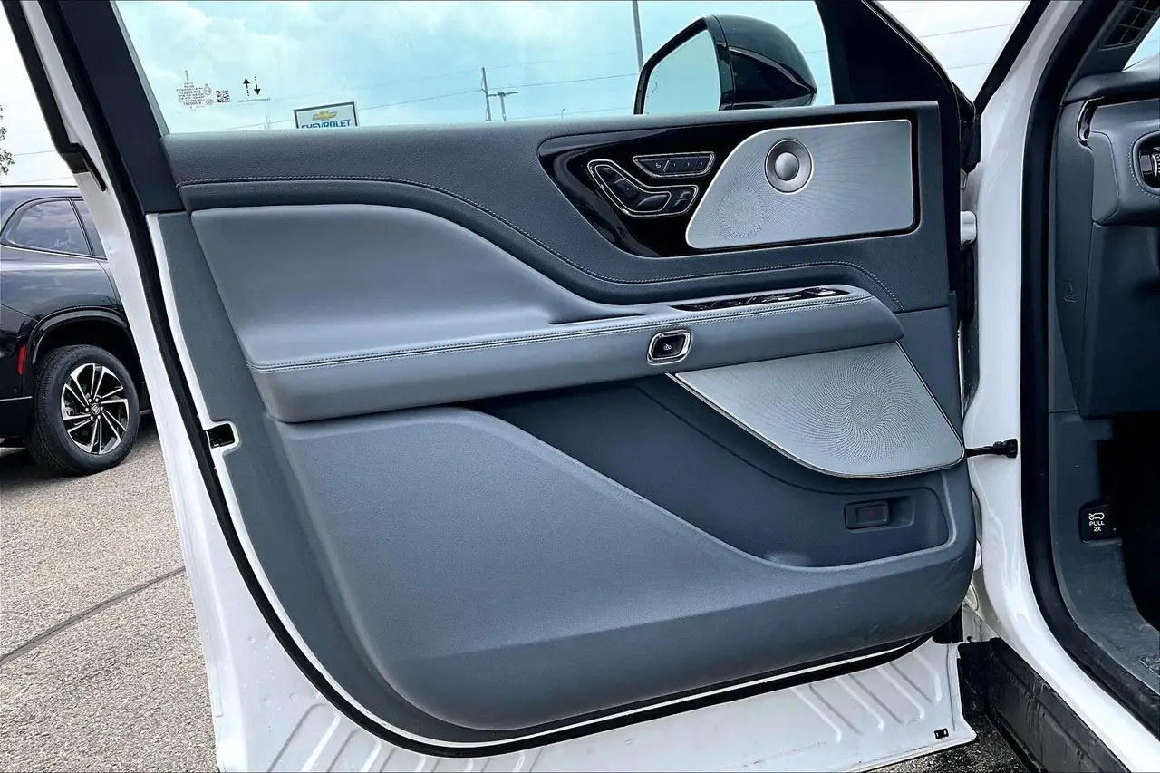 Lincoln Aviator снимка Lincoln Aviator