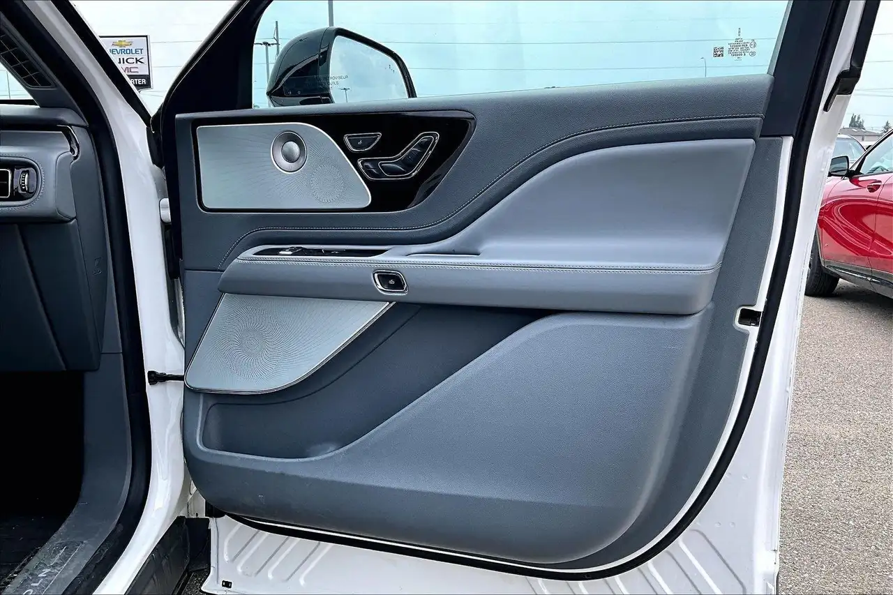 Lincoln Aviator снимка Lincoln Aviator