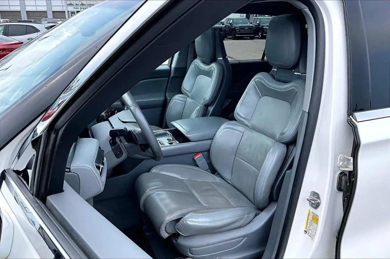 Lincoln Aviator снимка Lincoln Aviator
