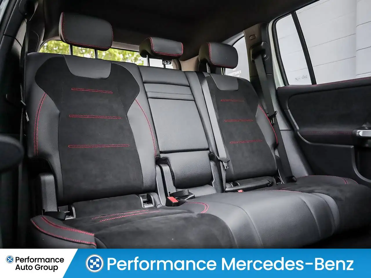 Mercedes-Benz GLB снимка Mercedes-Benz GLB