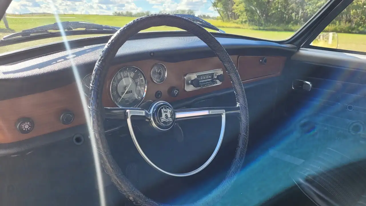 Volkswagen Karmann Ghia снимка Volkswagen Karmann Ghia