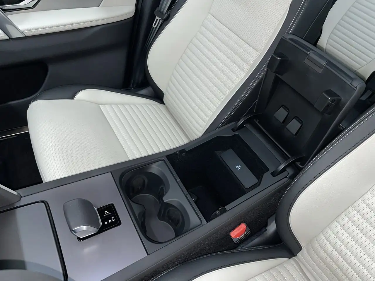 Land Rover Discovery Sport снимка Land Rover Discovery Sport