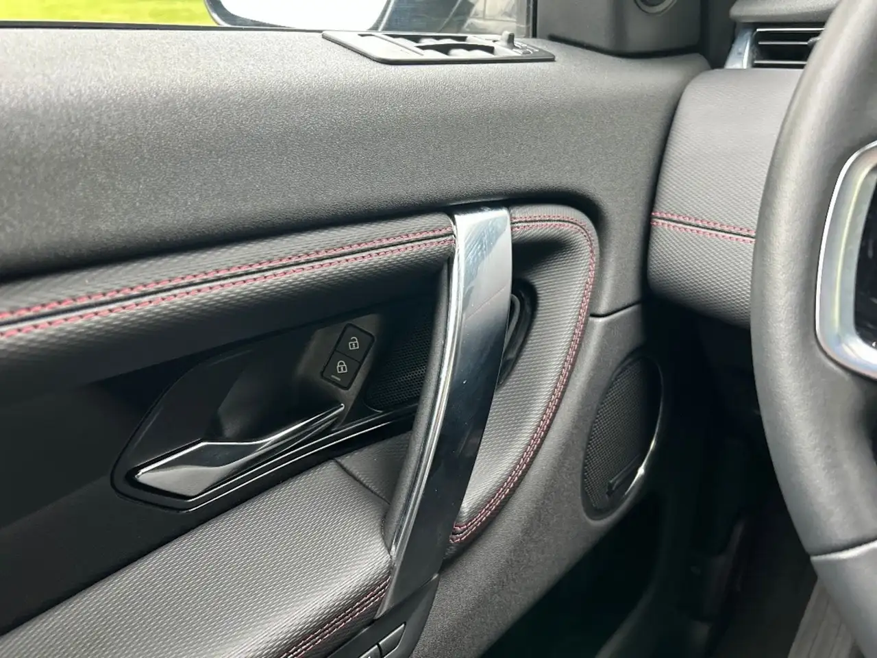 Land Rover Discovery Sport снимка Land Rover Discovery Sport