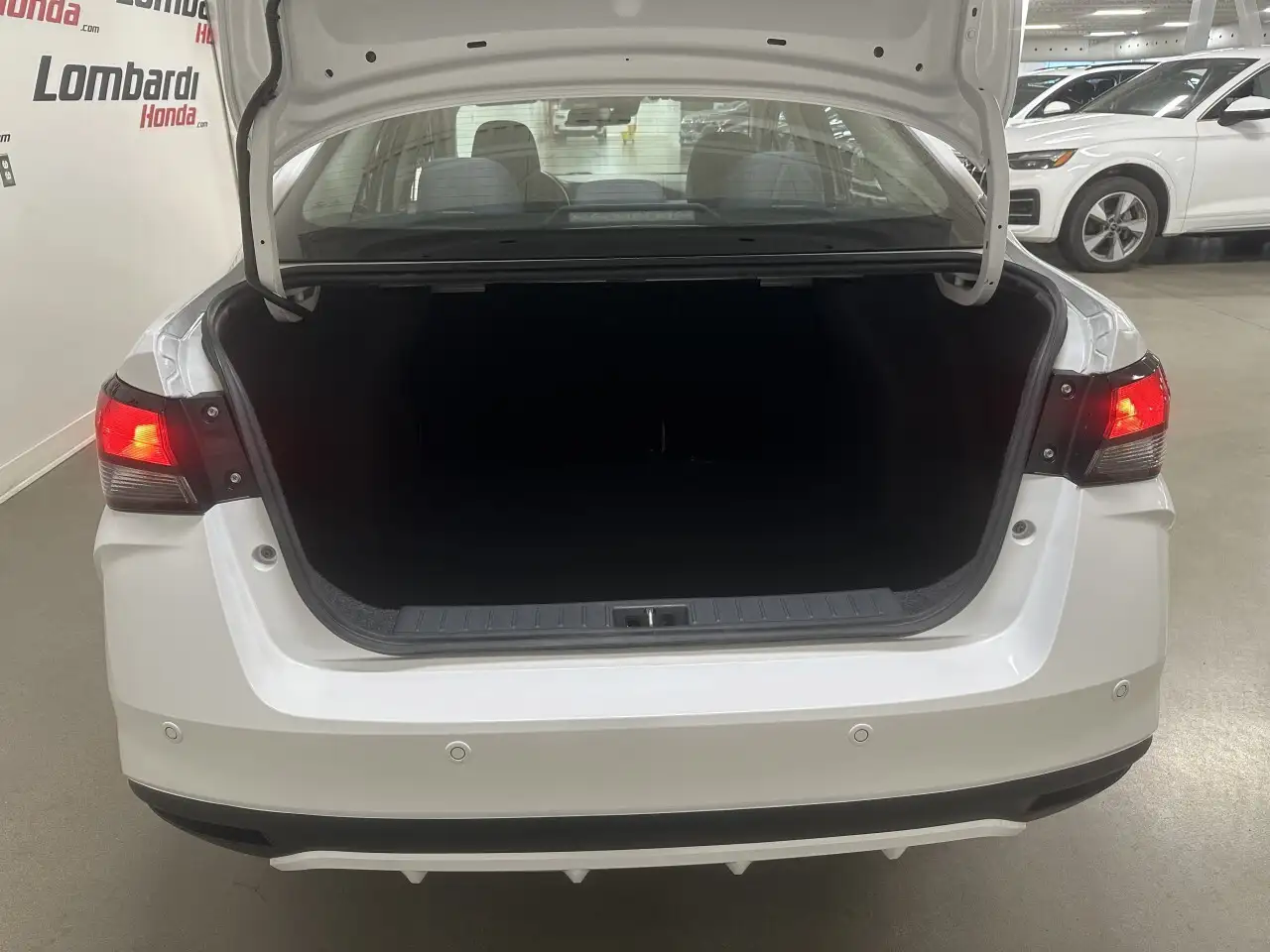 Nissan Versa снимка Nissan Versa