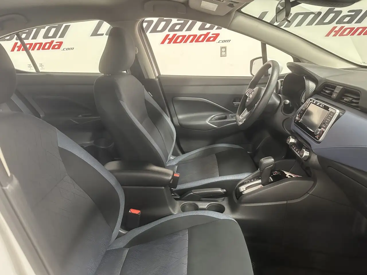 Nissan Versa снимка Nissan Versa
