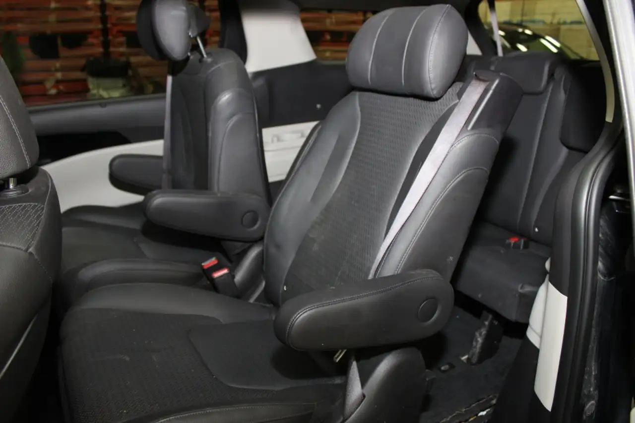 Kia Carnival снимка Kia Carnival