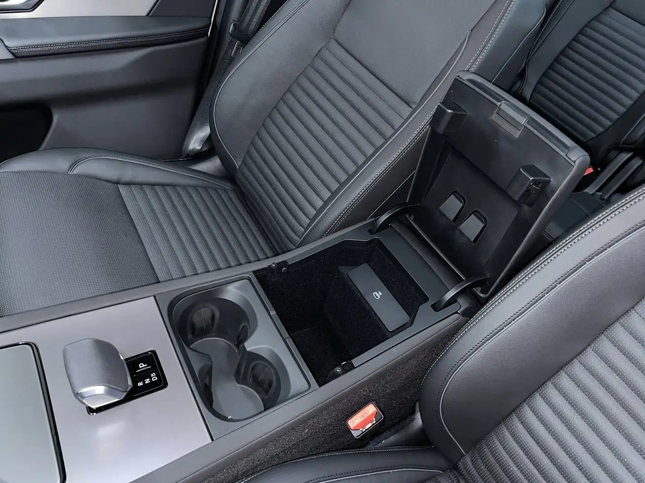 Land Rover Discovery Sport снимка Land Rover Discovery Sport