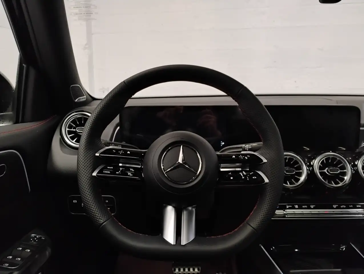 Mercedes-Benz GLB photo Mercedes-Benz GLB