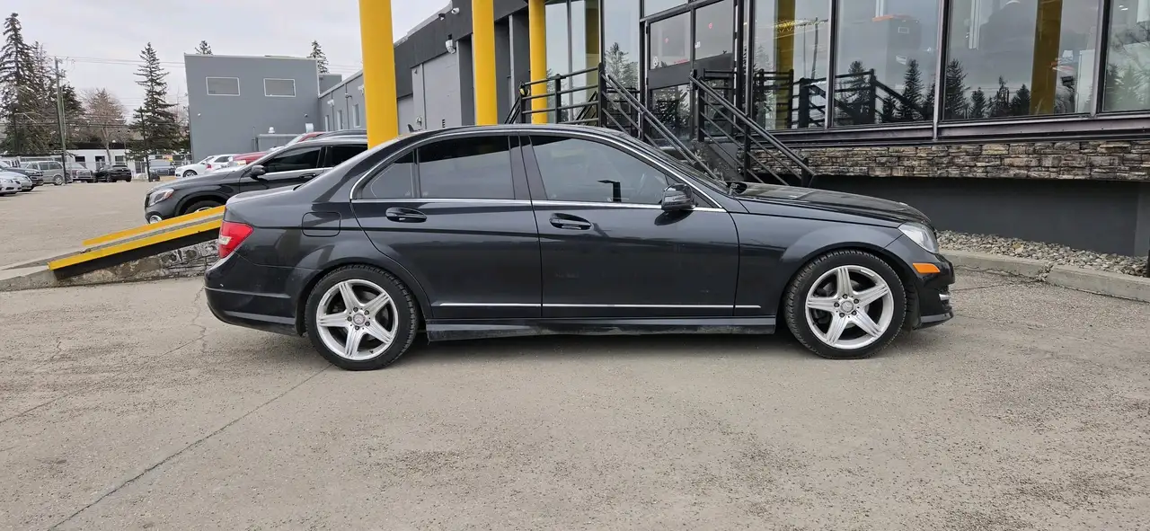 Mercedes-Benz C-Class снимка Mercedes-Benz C-Class