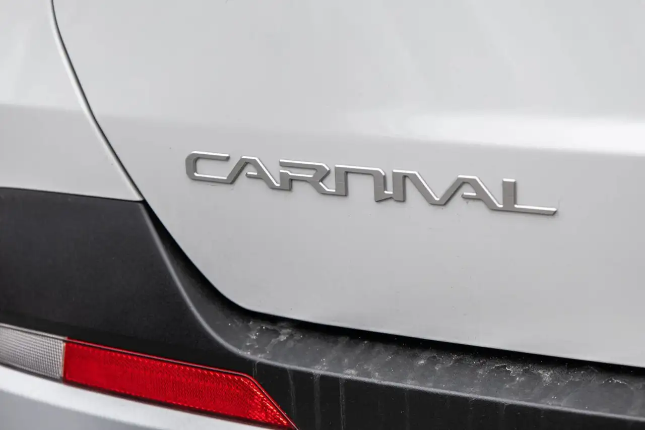 Kia Carnival снимка Kia Carnival