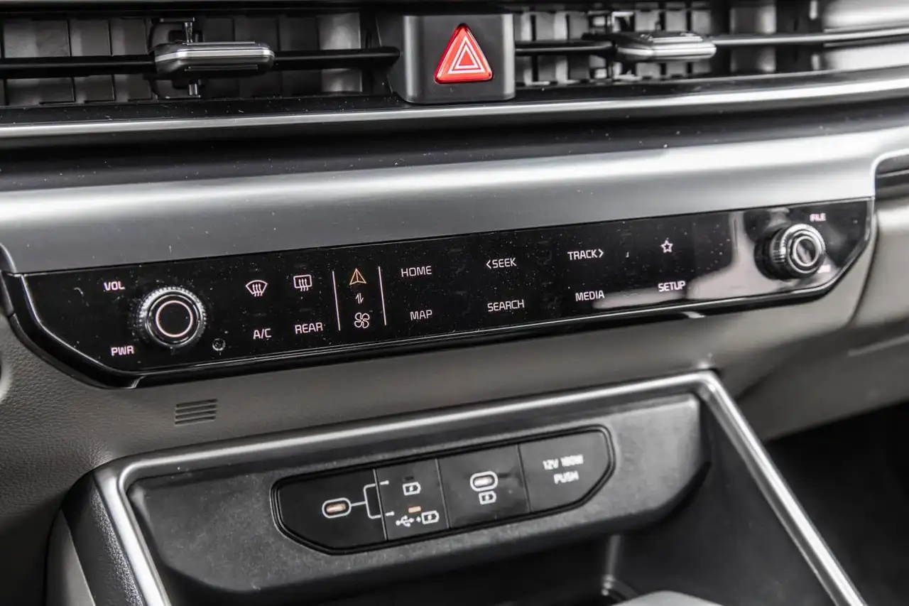 Kia Carnival снимка Kia Carnival