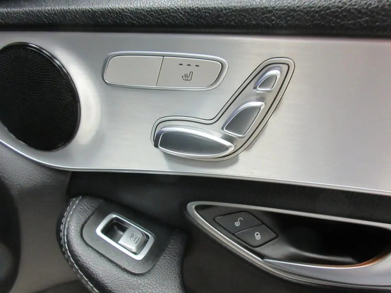 Mercedes-Benz C-Class снимка Mercedes-Benz C-Class