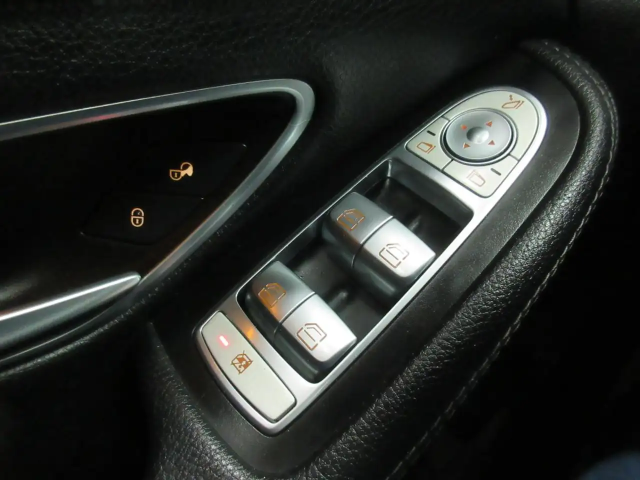 Mercedes-Benz C-Class снимка Mercedes-Benz C-Class