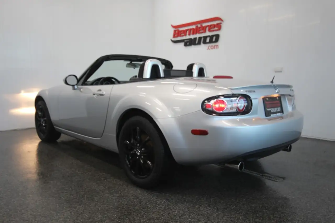 Mazda MX-5 Miata снимка Mazda MX-5 Miata