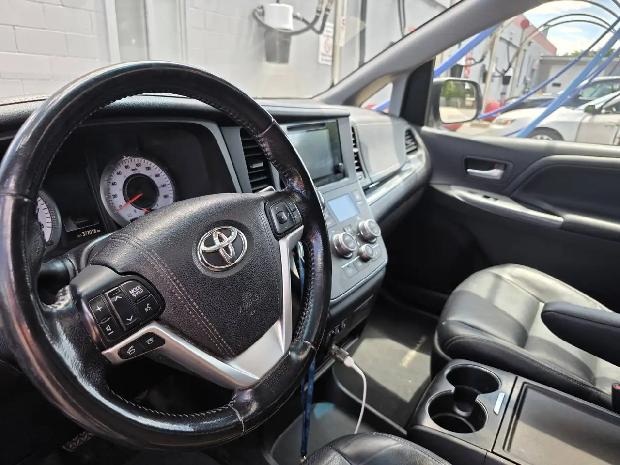 Toyota Sienna снимка Toyota Sienna