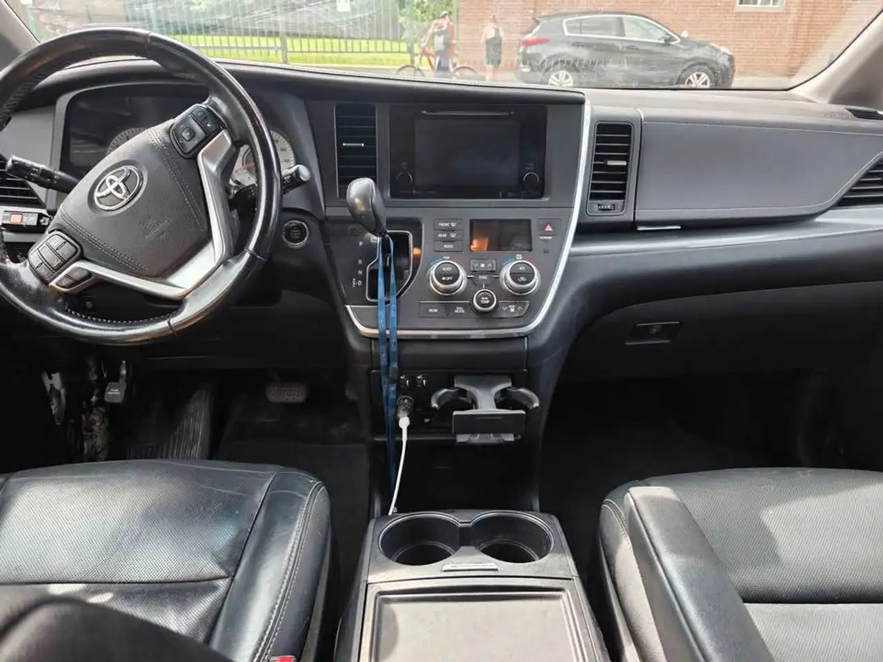 Toyota Sienna снимка Toyota Sienna