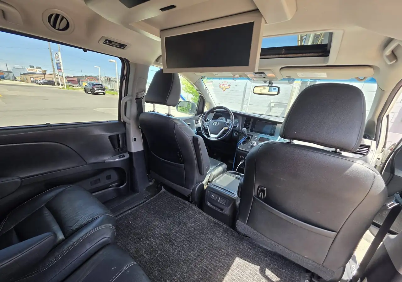 Toyota Sienna снимка Toyota Sienna