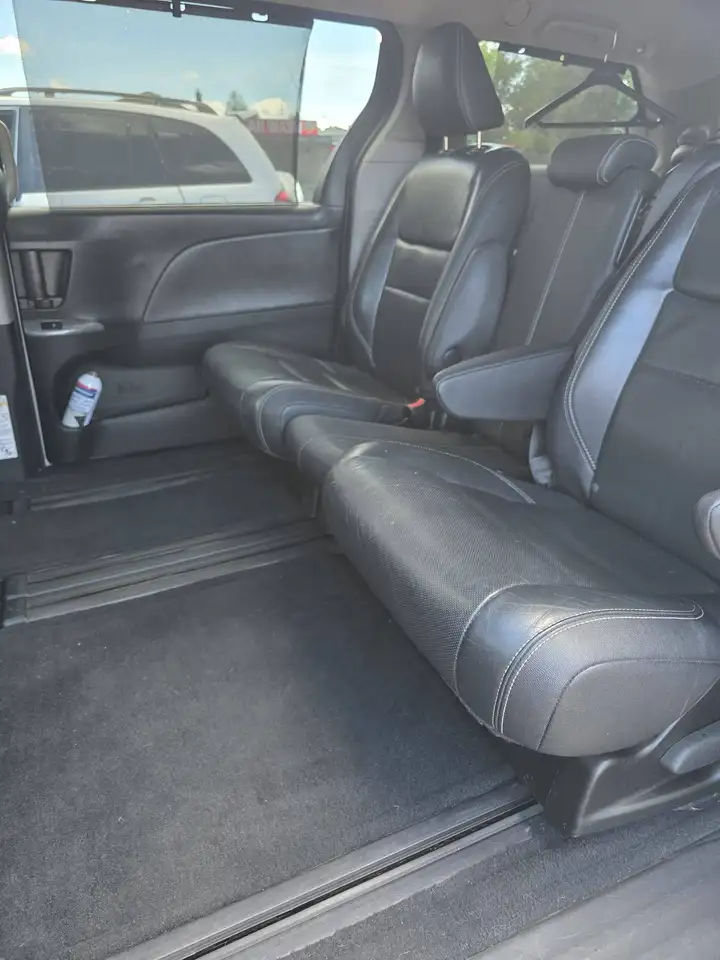 Toyota Sienna снимка Toyota Sienna