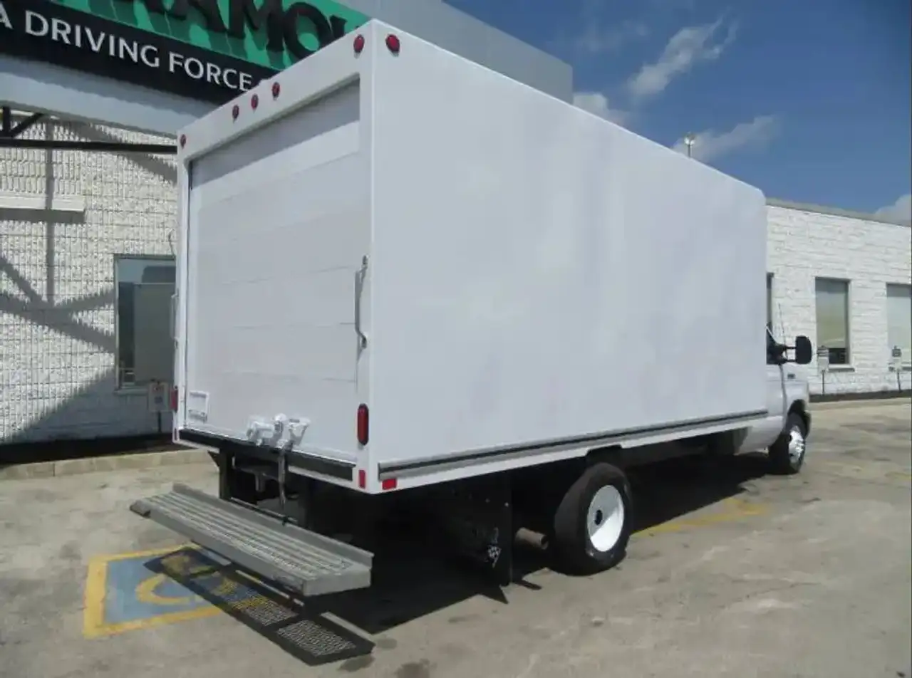 Ford E-450 снимка Ford E-450