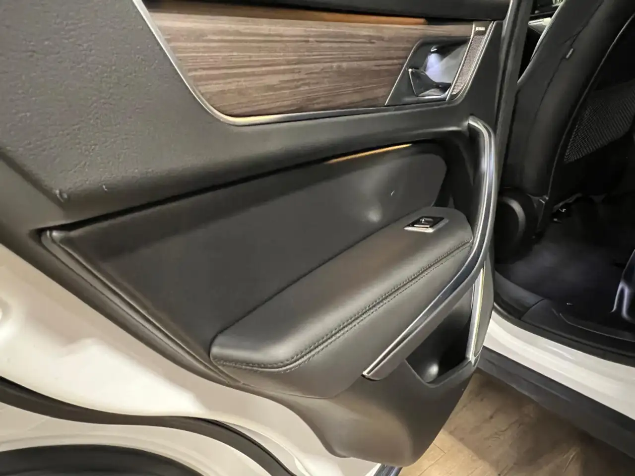 Jaguar F-Pace photo Jaguar F-Pace